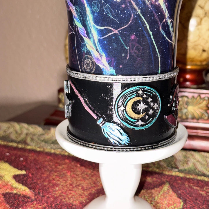 Made for a little extra magic ✨🌙🧹
Our new Wizarding Skies Tumbler Boot is designed to perfectly complement the Coldest Wizarding Skies tumbler!